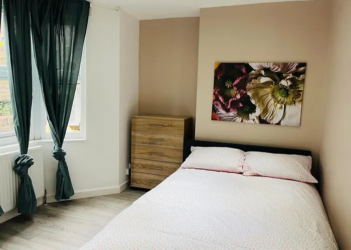 2 Bedroom Flat With Garden