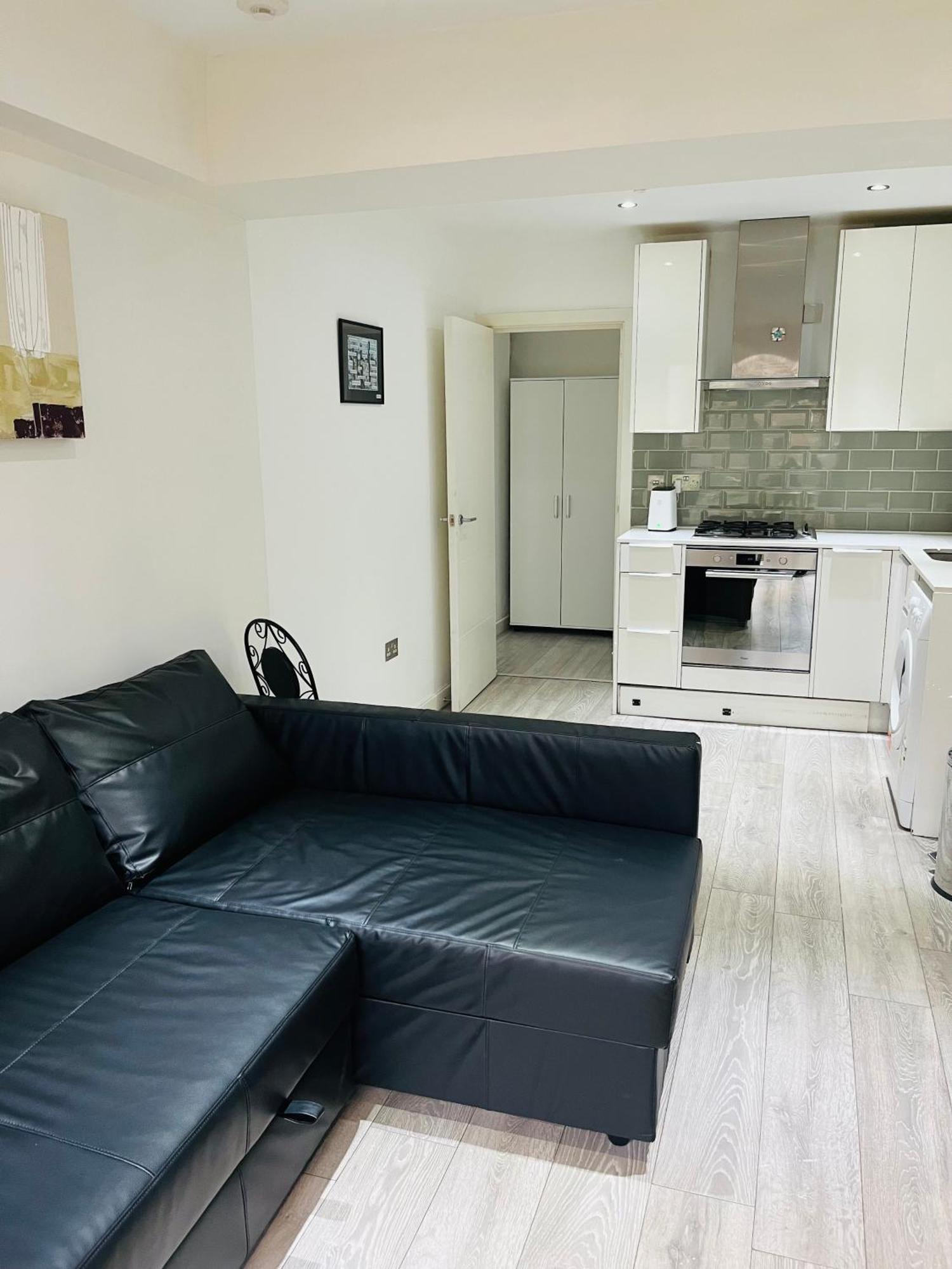 2 Bedroom Flat With Garden * London
