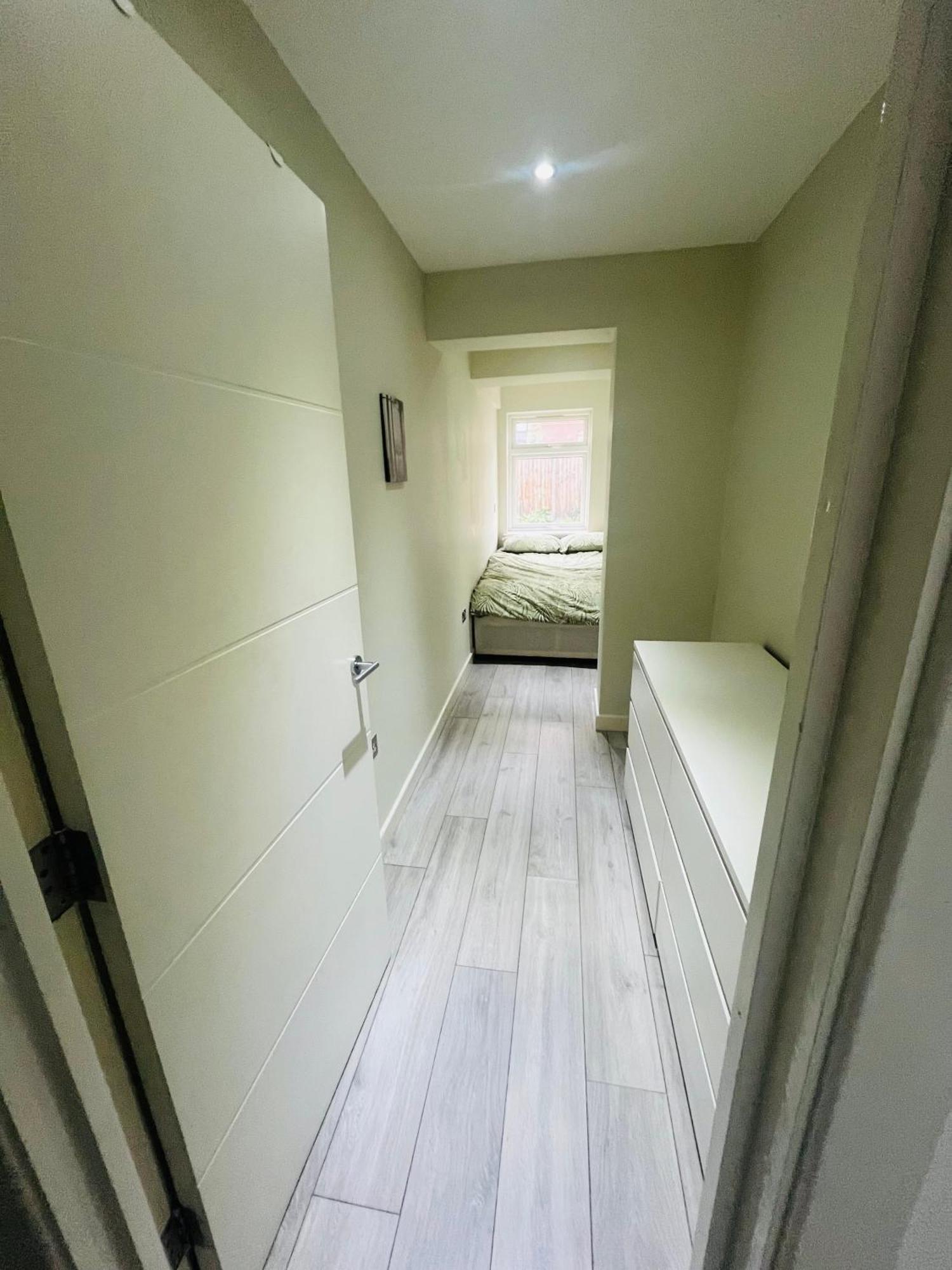 2 Bedroom Flat With Garden * London