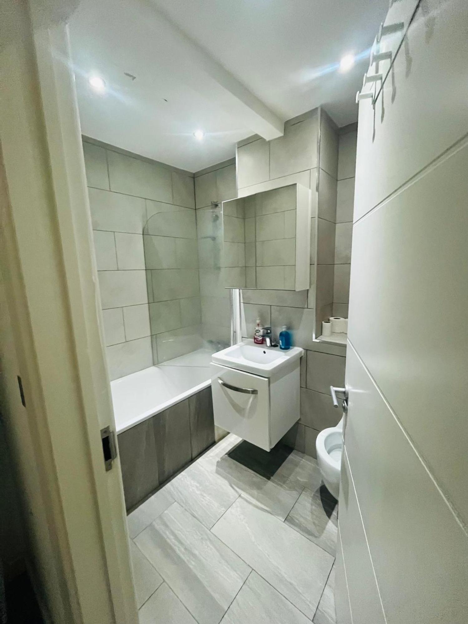 Apartment 2 Bedroom Flat With Garden London