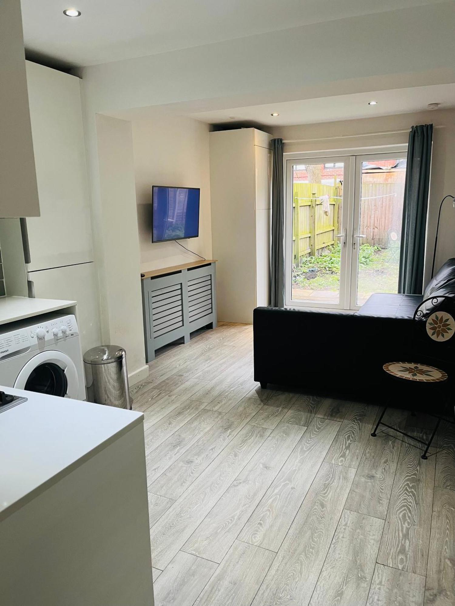 2 Bedroom Flat With Garden * London